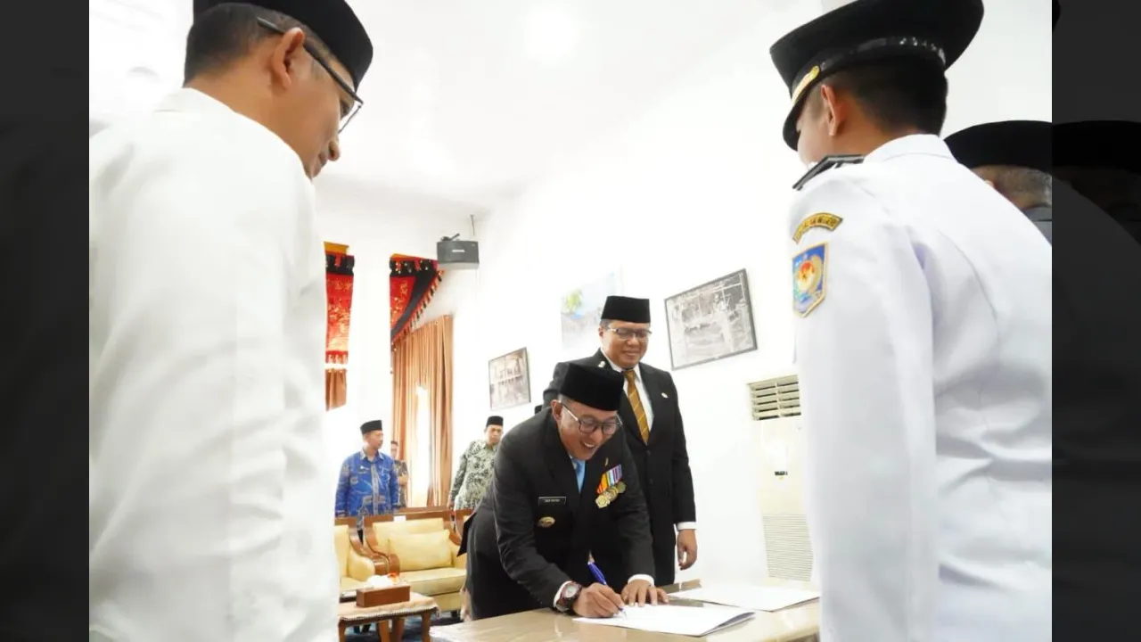 Dari 13 pejabat yang dilantik, terdapat dua camat  yang dipercaya menempati posisi baru